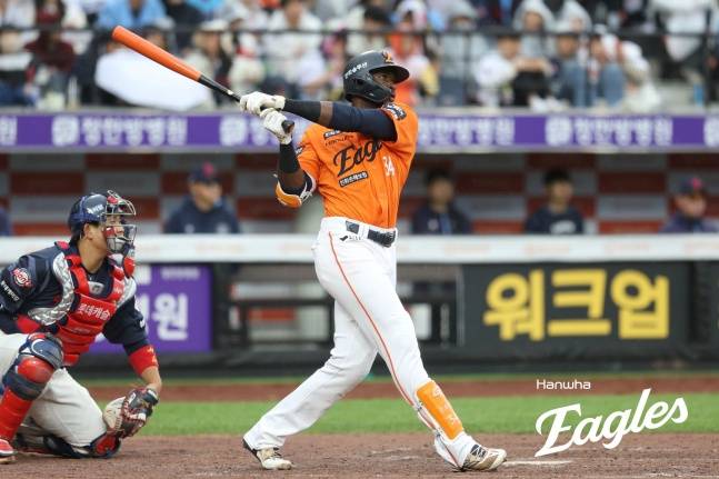 한화 플로리얼이 24일 대전 롯데전 5회말 홈런을 치고 있다. /사진=한화 이글스 제공