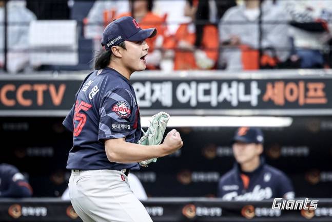 롯데 정철원이 24일 대전 한화전에서 역투하고 있다. /사진=롯데 자이언츠 제공