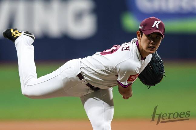 키움 선발 조영건이 24일 KT전 역투를 펼치고 있다. /사진=키움 히어로즈 제공