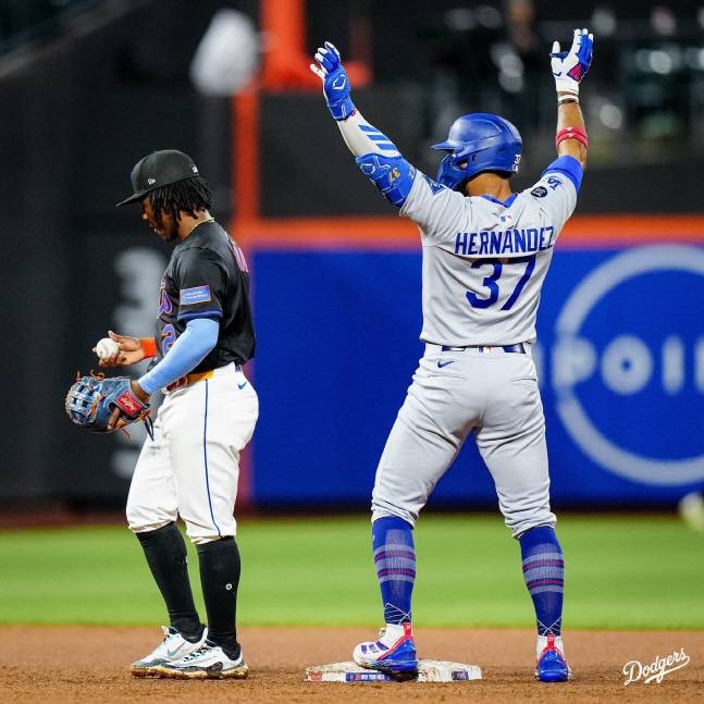 LA 다저스 테오스카 에르난데스(오른쪽)가 24일 뉴욕 메츠전 13회초 결승 2루타를 날리고 기뻐하고 있다. /사진=LA 다저스 공식 SNS