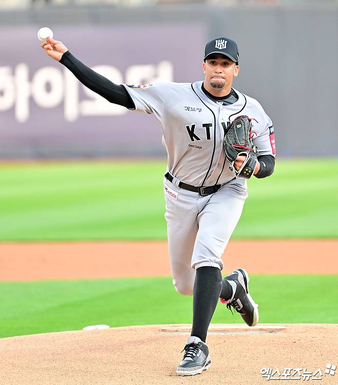 KT 위즈 윌리엄 쿠에바스가 지난 22일 KIA 타이거즈전에 선발 등판해 투구하고 있다. 엑스포츠뉴스 DB