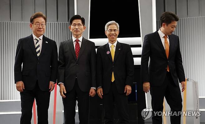 대선 2차 후보자 토론회 기념 촬영 마치고 (서울=연합뉴스) 더불어민주당 이재명·국민의힘 김문수·민주노동당 권영국·개혁신당 이준석 대선후보가 23일 서울 영등포구 여의도 KBS 스튜디오에서 열린 제21대 대선 2차 후보자 토론회 시작에 앞서 기념 촬영을 마치고 자리로 향하고 있다. 2025.5.23 [국회사진기자단] photo@yna.co.kr