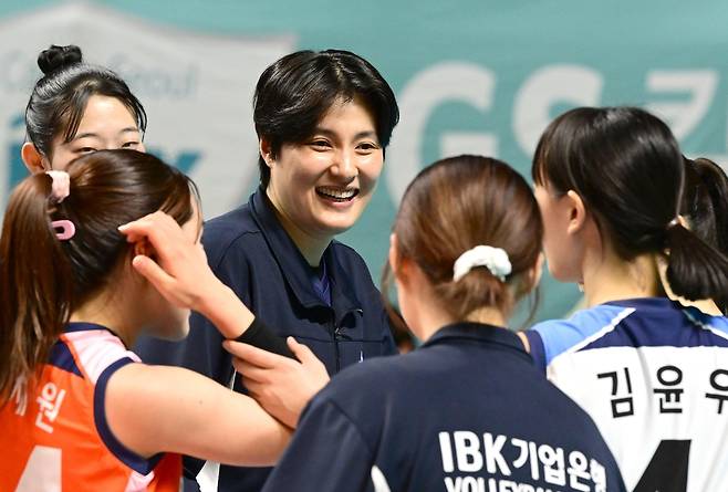 기업은행에서 현대건설로 이적한 김희진(중앙) [한국배구연맹 제공. 재판매 및 DB 금지]