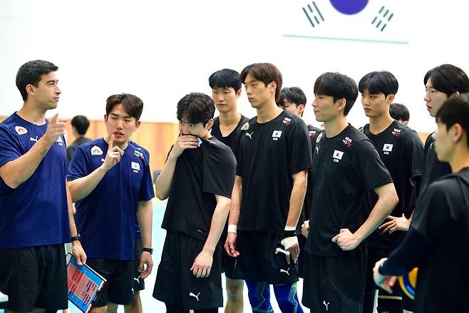 라미레스 감독의 설명을 듣는 이우진(오른쪽에서 2번째) [촬영 이동칠]