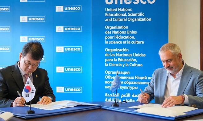 협정체결하는 최응천 국가유산청장(왼쪽) [국가유산청 제공. 재판매 및 DB 금지]