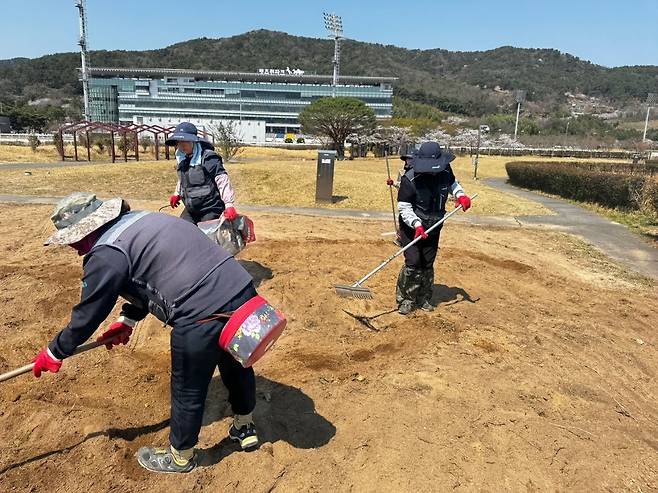 수국밭 가꾸는 노동자들 [민주노총 공공운수노조 한국마사회지부 부경지회. 재판매 및 DB 금지]