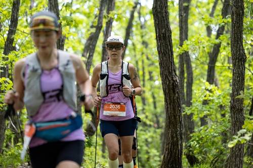 제왕산 숲길을 달리는 최미숙 씨