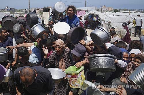 식량 받기 위해 필사적인 가자 주민들 [AP 연합뉴스 자료사진. 재판매 및 DB 금지]