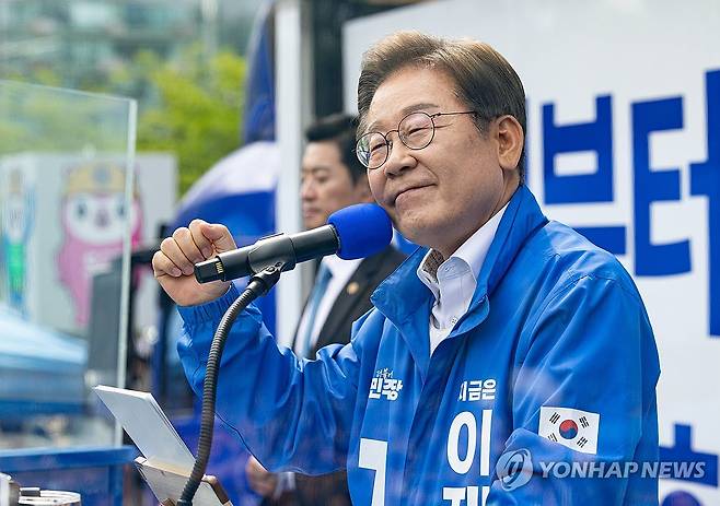 안양 시민들에게 지지 호소하는 이재명 후보 (안양=연합뉴스) 김주성 기자 = 더불어민주당 이재명 대선 후보가 24일 경기 안양시 동안구 평촌중앙공원에서 열린 집중유세에서 시민들에게 지지를 호소하고 있다. 2025.5.24 [공동취재] utzza@yna.co.kr