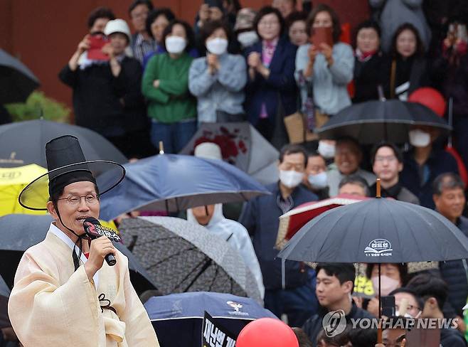 안동 웅부공원서 유세하는 김문수 (안동=연합뉴스) 박동주 기자 = 국민의힘 김문수 대선 후보가 24일 경북 안동시 웅부공원에서 유세를 하고 있다. 2025.5.24 pdj6635@yna.co.kr
