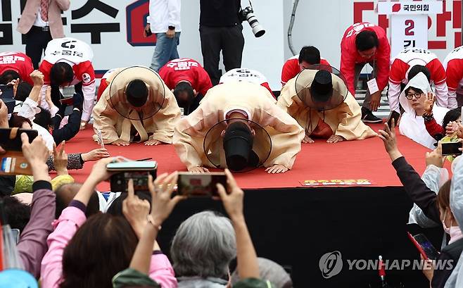 절하는 김문수 (안동=연합뉴스) 박동주 기자 = 국민의힘 김문수 대선 후보가 24일 경북 안동시 웅부공원에서 유세를 하고 있다. 2025.5.24 [공동취재] pdj6635@yna.co.kr