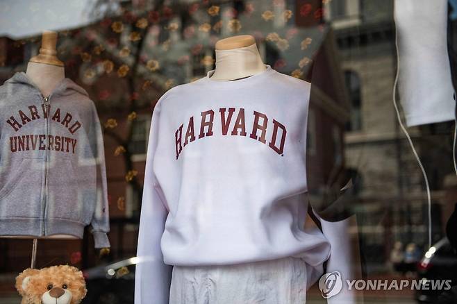 미 하버드대 교내 상점에 전시된 기념품 [AFP 연합뉴스 자료사진. 재배포 및 DB 금지]