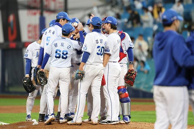 24일 KIA전 승리 후 기뻐하는 삼성 선수단. [삼성 라이온즈 제공. 재판매 및 DB 금지]