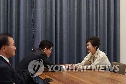 김문수 후보, 박근혜 전 대통령 예방 (대구=연합뉴스) 국민의힘 김문수 대선 후보가 24일 대구 달성군 박근혜 전 대통령 사저에서 박 전 대통령을 만나고 있다. 2025.5.24 [국민의힘 제공. 재판매 및 DB금지] pdj6635@yna.co.kr