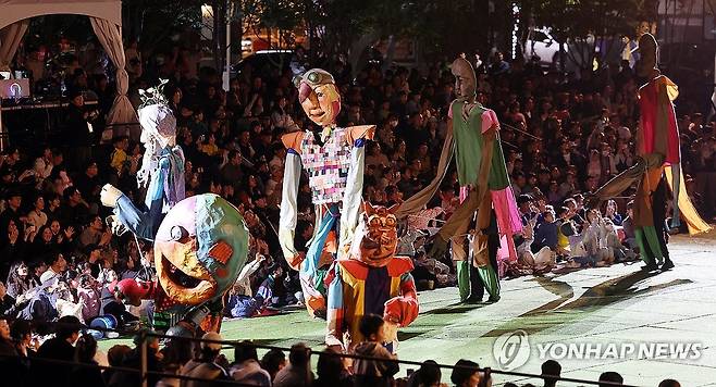 '전세계 인형이 한자리에' 춘천세계인형극제 개막 (춘천=연합뉴스) 이상학 기자 = 24일 오후 강원 춘천에서 전세계 인형극을 한자리에서 만나는 '춘천세계인형극제 및 유니마총회'의 개막을 축하하는 공연이 펼쳐지고 있다.  2025.5.24 hak@yna.co.kr