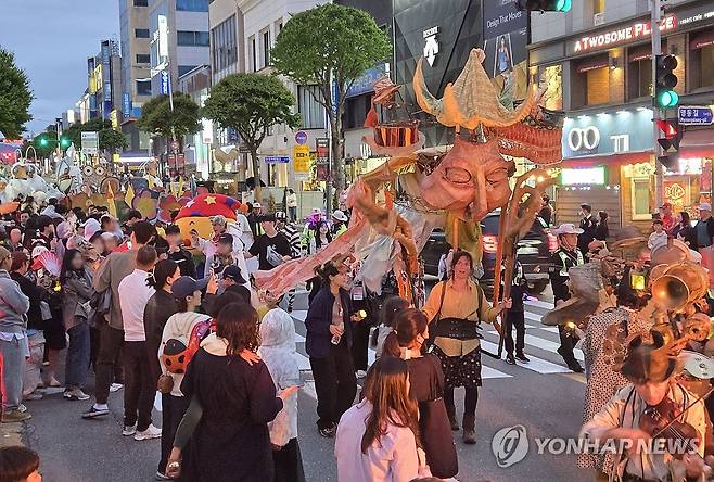 춘천세계인형극제 화려한 개막 퍼레이드 (춘천=연합뉴스) 이상학 기자 = 24일 오후 강원 춘천에서 전세계 인형극을 한자리에서 만나는 '춘천세계인형극제 및 유니마총회'의 개막을 축하하는 거리 퍼레이드가 펼쳐지고 있다.  2025.5.24 hak@yna.co.kr
