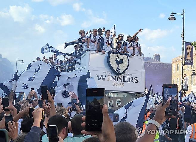 환호하는 팬들에게 인사하는 손흥민 (런던=연합뉴스) 김지연 특파원 = 23일(현지시간) 영국 런던 토트넘 홋스퍼 스타디움 앞에서 열린 토트넘의 유럽축구연맹(UEFA) 유로파리그 우승 기념 퍼레이드에서 손흥민이 팬들에게 인사하고 있다. 2025.5.24 cherora@yna.co.kr