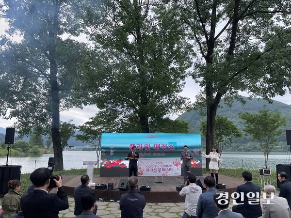 24일 남도 일원에서 열린 ‘자라섬꽃 페스타 개막식에 참석한 서태원 가평군수와 김경수 군의회 의장이 마술을 이용한 개막 퍼포먼스를 하고 있다. .2025.5.24 가평/김민수기자 kms@kyeongin.com