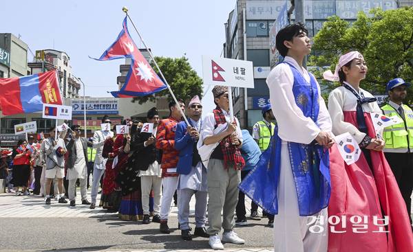 25일 오후 시흥시 정왕동 미관광장에서 열린 ‘제18회 세계인의 날 축제’에서 각 나라 전통 의상을 차려입은 외국인 주민들이 퍼레이드를 펼치고 있다. 2025.5.25 /이지훈기자 jhlee@kyeongin.com