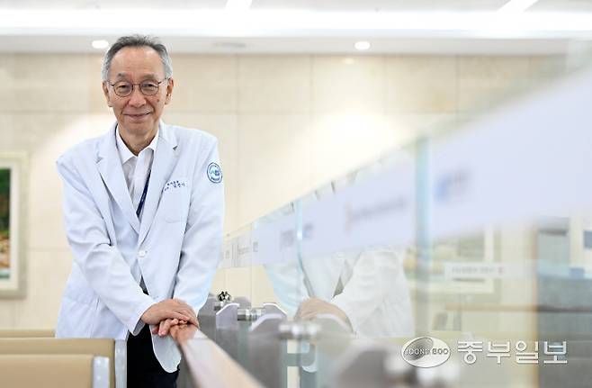 김준기 평택성모병원 외과 과장이 중부일보와 인터뷰를 마치고 사진촬영하고 있다. 노민규기자