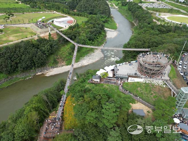 지난 23일 포천 가람누리 전망대에서 바라본 Y자형 출렁다리. 이곳을 지나면 한탄강 봄 가든페스타 축제현장을 만나볼 수 있다. 김두현기자