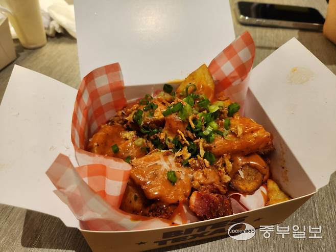 유튜버 문츠의 '바이츠 텍사스' 팝업 매장의 '문츠 클래식 바이츠'. 이보현 기자