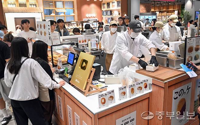 25일 오후 스타필드 수원에서 열린 '바이츠 플레이스 시즌 5' 행사장이 요리 유튜버들의 시그니처 메뉴를 체험하기 위해 모인 시민들로 북적이고 있다. 임채운기자