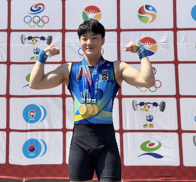 25일 경남 고성역도경기장에서 진행된 제54회 전국소년체육대회서 3관왕을 달성한 김예준(경기체중)이 기념사진을 찍고 있다. 사진=경기체육중학교