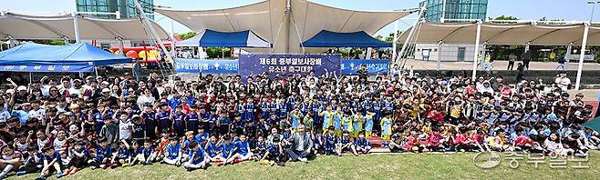 25일 인천시 연수구 인천환경공단 송도스포츠센터에서 열린 제6회 중부일보 사장배 유소년 축구대회에 참가한 선수들이 부모들과 함께 한자리에 모여 기념촬영을 하고 있다. 초록의 필드를 배경으로 한 선수들의 눈빛에는 승패를 넘어선 도전의 의미와 미래를 향한 의지가 깃들어 있다. 각기 다른 색의 유니폼이 어우러져 하나의 풍경을 이루듯, 이 순간은 꿈을 향한 작은 발걸음들이 모여 만들어낸 찬란한 시작의 기록이다.정선식기자