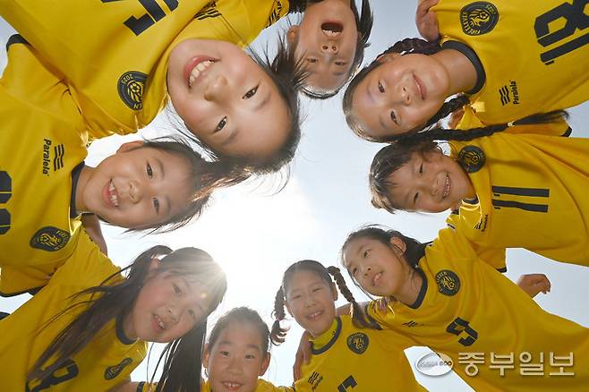 제6회 중부일보사장배 유소년 축구대회에서 선수들이 화이팅을 외치고 있다.정선식기자