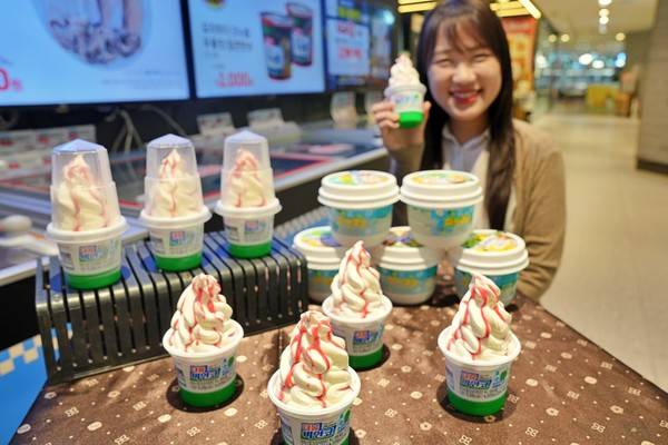 롯데마트와 롯데슈퍼는 오는 26일부터 '더블비얀코 소금우유&샤인머스켓'을 유통업계 단독으로 판매한다고 밝혔다. <롯데마트·슈퍼 제공>