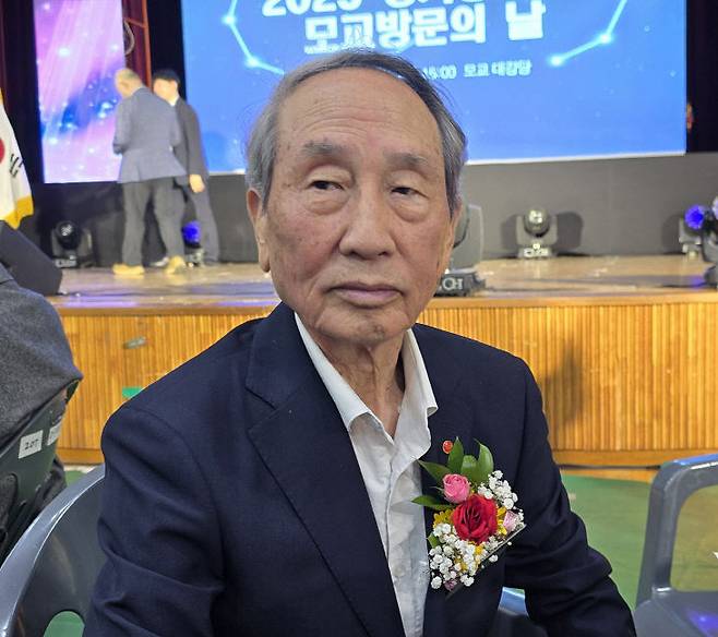 대전고 40회 동문인 김영광 3.8 민주의거 기념관 건립 추진위원장이 5월24일 오후 4시 대전고 강당에서 열린 2025년도 대전고 총동창회 정기총회에서 대전고 졸업생에게 있어 최고로 영예로운 상인 자랑스러운 대능인상을 수상했다.