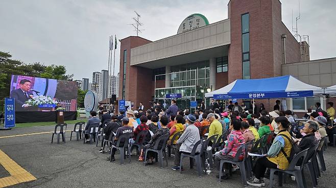 지난 23일 오후 광주광역시 남구 효천역 광장에서 열린 송암·효천 5·18희생영령 추모 문화제에서 김병내 광주 남구청장이 추모사를 하고 있는 모습. /박준호 기자 bjh@namdonews.com