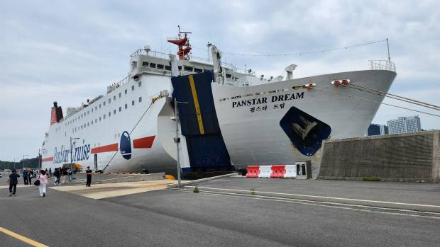 지난 25일 여수 엑스포 여객선 터미널 항구에 2만2000t급 여객선인 팬스타 드림호가 정박해 있다. 팬스타 드림호는 ‘전남 밤 바다 크루즈’에 투입되는 함선으로 오션뷰 객실과, 뷔페, 사우나 등을 갖췄다.