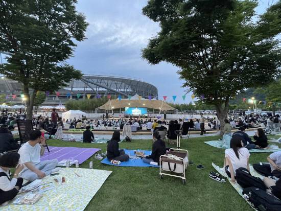 진주종합경기장 야외에서 열린 '2025 달빛영화제 및 나이트마켓'