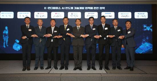 안덕근(왼쪽 다섯번째)산업통상부장관과 관계자들이 업무협약을 체결한 뒤 손을 맞잡고 있다. 사진=KAI