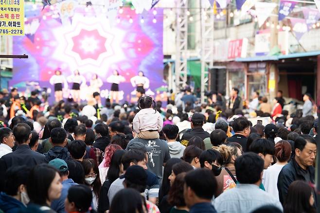 지난 23일 ‘2025 구미 달달한 낭만야시장 ’에는 1만5000여명의 시민과 외국관광객들이 몰리면서 인산인해를 이뤘다. /구미시 제공