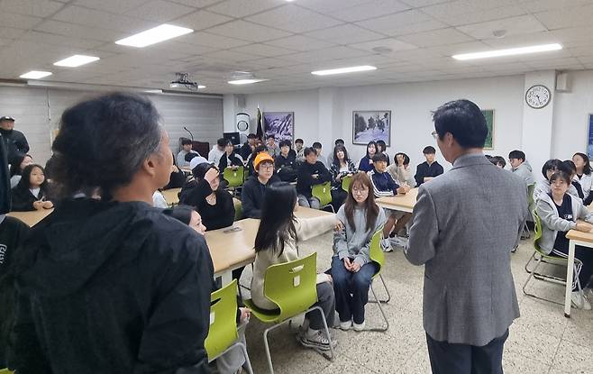 울릉고등학교를 찾은 해랑학교 이들은 짧은 시간 금방 친해졌다. /해양연구기지