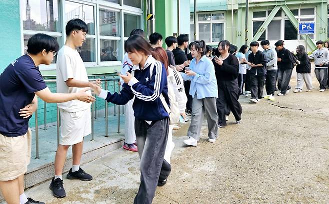 울릉도 학생들이 이들과 헤어짐을 아쉬워하며 이벌 인사를 하고 있다./해양연구기지