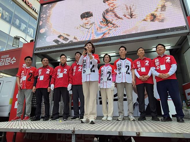 국민의힘 나경원 중앙선대위원장이 25일 대구 중구 동성로에서 (왼쪽 두 번째부터) 이만규 대구시의회의장, 김승수·강대식·이인선·최은석·김기웅·권영진 국회의원과 함께 김문수 후보 지지를 호소하고 있다. /장은희기자