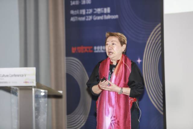 부산문화재단 주최로 지난 23일 열린 '2025 부산문화컨퍼런스Ⅴ'에서 미란다 친 댄스 컴퍼니 설립자이자 예술감독인 미란다 사우린 친이 ‘홍콩, 무용을 통한 세대 간 화합’을 주제로 발표하고 있다. 부산문화재단 제공