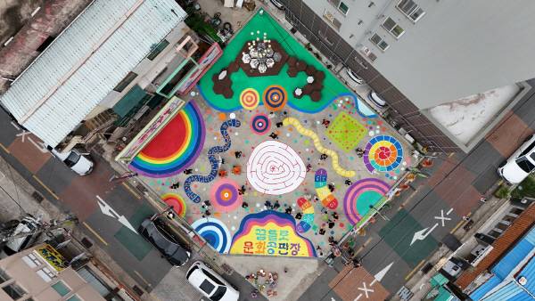 포항 꿈틀로 문화공판장 바닥 페인팅 완성 전경.