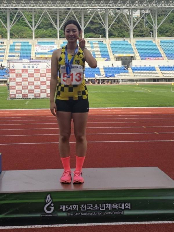 전국소년체육대회에서 여중부 400m 릴레이에서 금메달, 100m·200m 개인 종목에서 각각 동메달을 획득한 최연아 학생. 오태중