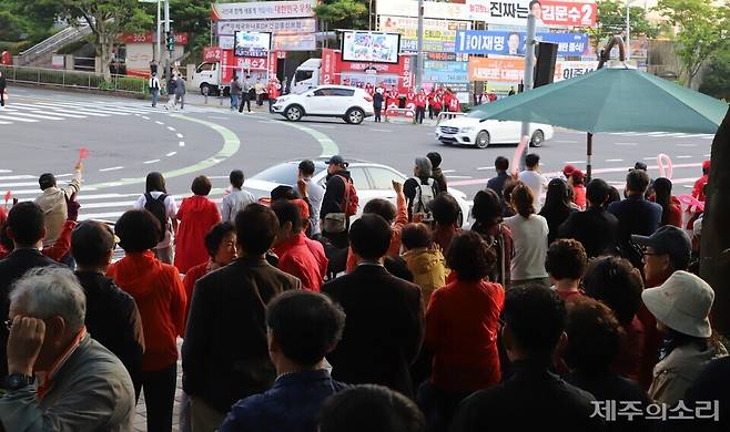 25일 오후 7시께 제주시 노형동 우편집중국 앞 사거리에서 열린 김문수 후보 지원 유세가 진행됐다. ⓒ제주의소리