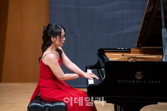 지난 23일 서울 서대문구 금호아트홀 연세에서 열린 고(故) 박성용 금호그룹 명예회장 20주기 추모 음악회. 피아니스트 손열음이 연주를 하고 있다. (사진=금호문화재단)