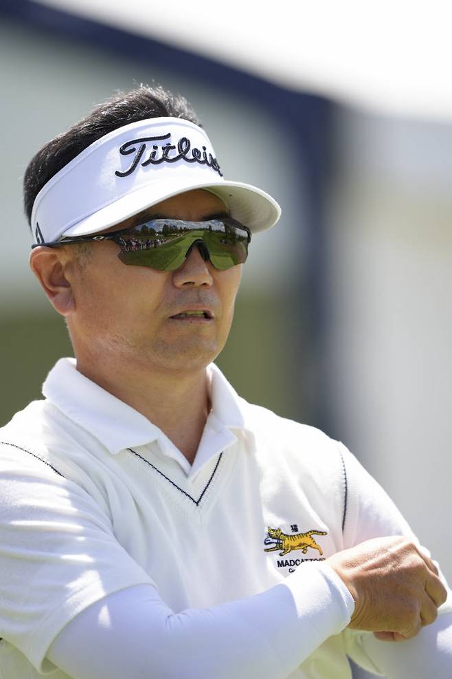 양용은이 시니어 PGA 챔피언십 1번홀에서 티샷을 준비하고 있다. (사진=PGA of America)