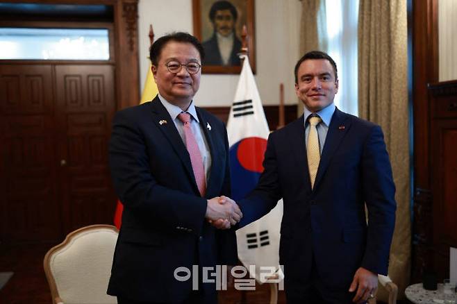 방기선 국무조정실장(왼쪽)과 다니엘 노보아 에콰도르 대통령(사진=총리실)