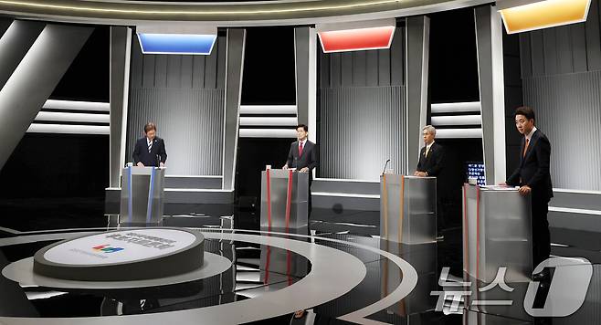 이재명 더불어민주당(왼쪽부터), 김문수 국민의힘, 권영국 민주노동당, 이준석 개혁신당 대통령 후보가 23일 서울 영등포구 KBS본관 스튜디오에서 중앙선거방송토론위원회 주관 제21대 대통령선거 2차 후보자 토론회 준비를 하고 있다. 2025.5.23/뉴스1 ⓒ News1 국회사진기자단