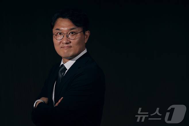 심무송 서울경찰청 피싱범죄수사계장(경정)이 22일 오전 서울 마포구 성산로 서울경찰청 광역수사단 형사기동대 피싱범죄수사계에서 가진 뉴스1과의 인터뷰에서 카메라를 응시하고 있다. 2025.5.22/뉴스1 ⓒ News1 박정호 기자