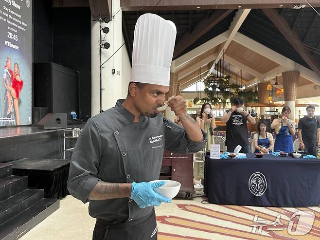 클럽메드푸껫의 액티비티 중 하나인 타이 쿠킹 클래스가 진행되는 모습. ⓒ 뉴스1 김형준 기자